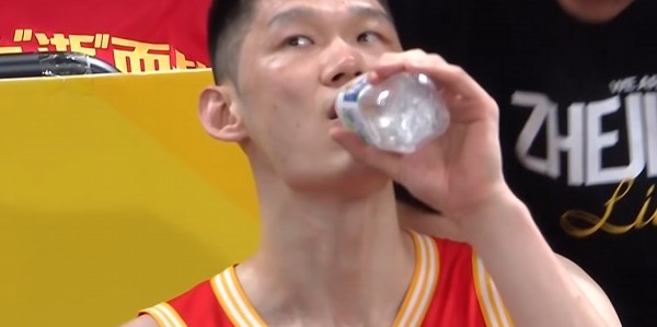 九游官网-迪亚洛从侧后方撞到胡金秋膝盖 大秋痛苦倒地返回更衣室&amp;amp;回场冰敷