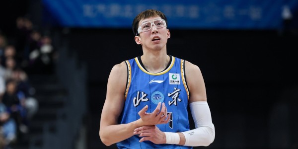 九游-记者：周琦是球队大核 体能一直是问题所以要尽量避免过度使用